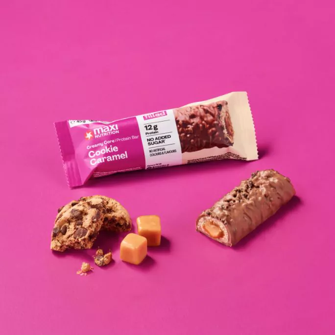 MAXI NUTRITION Barretta proteica Crunchy Cookie al gusto di arachidi e caramello 45 g